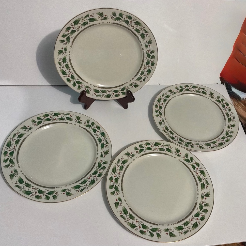 t of 4 Royal Limited Holly Holiday Dinner plates